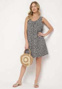 Born2be - Czarna Sukienka w Kwiaty o Rozkloszowanym Kroju na Szerokich Ramiączkach Folarelle. Okazja: na co dzień. Kolor: czarny. Długość rękawa: na ramiączkach. Wzór: kwiaty. Sezon: lato. Typ sukienki: rozkloszowane, proste. Styl: casual, elegancki #7