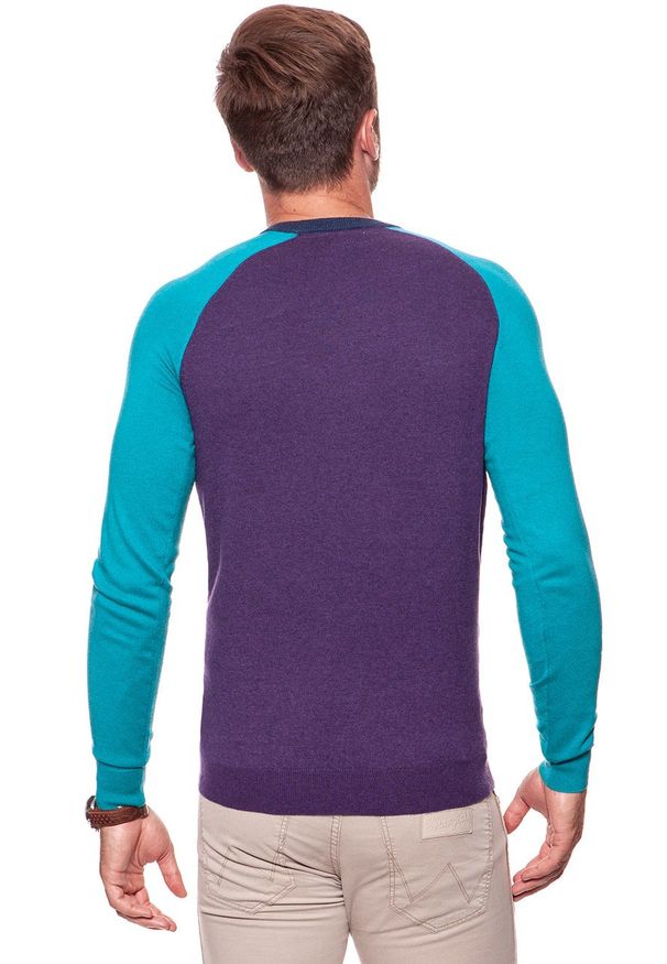 Wrangler - MĘSKI SWETER WRANGLER RAGLAN KNIT PURPLE PENNANT W86152PWT 112132310. Długość rękawa: raglanowy rękaw. Wzór: aplikacja