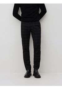 Reserved - Spodnie chino slim fit - czarny. Kolor: czarny. Materiał: wiskoza, tkanina