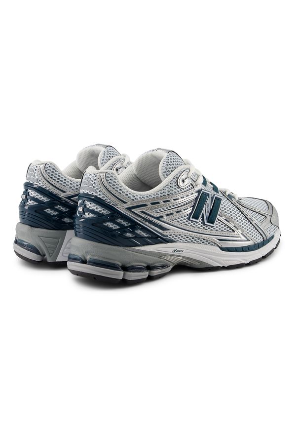Buty unisex New Balance U1906RCE – srebrne. Kolor: srebrny. Materiał: materiał, syntetyk, guma. Szerokość cholewki: normalna. Sport: turystyka piesza