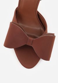 Born2be - Brązowe Eleganckie Sandały na Szpilce z Ozdobną Aplikacją z Kokardą Lorena. Okazja: na wesele, na ślub cywilny. Kolor: brązowy. Wzór: aplikacja. Sezon: lato. Obcas: na szpilce. Styl: elegancki #6