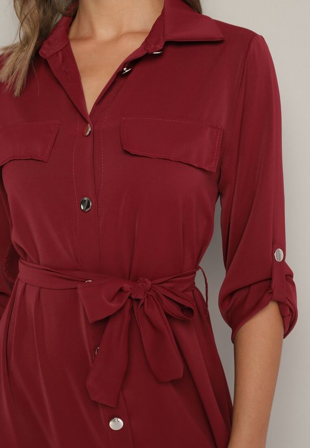 Born2be - Bordowa Koszulowa Sukienka z Eleganckimi Guzikami i Wiązanym Paskiem w Talii Kortella. Okazja: na co dzień, na spotkanie biznesowe. Typ kołnierza: dekolt w serek. Kolor: czerwony. Długość rękawa: długi rękaw. Typ sukienki: koszulowe. Styl: elegancki