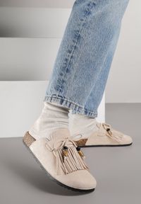 Born2be - Beżowe Klapki Mule z Imitacji Zamszu Zdobione Koralikami i Frędzlami Elwedena. Kolor: beżowy. Materiał: zamsz. Wzór: aplikacja. Styl: klasyczny, elegancki, boho #5