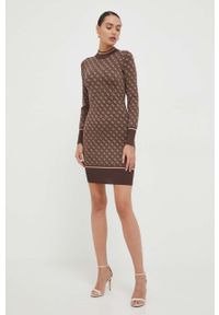 Guess sukienka kolor brązowy mini dopasowana. Kolor: brązowy. Materiał: dzianina. Długość rękawa: długi rękaw. Typ sukienki: dopasowane. Długość: mini #2
