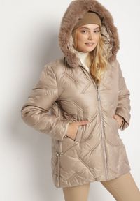 Born2be - Brązowa Pikowana Kurtka z Kapturem z Odpinanym Futerkiem Sevea. Okazja: na spacer. Typ kołnierza: kaptur. Kolekcja: plus size. Kolor: brązowy. Materiał: futro. Styl: klasyczny, sportowy