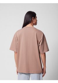 outhorn - T-shirt oversize z haftem męski - brązowy. Kolor: brązowy. Materiał: materiał, bawełna, dzianina. Wzór: haft