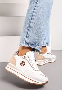 Renee - Biało-Szampańskie Sneakersy z Okrągłą Naszywką i Platformą Viliera. Nosek buta: okrągły. Kolor: biały. Materiał: jeans. Szerokość cholewki: normalna. Wzór: aplikacja. Obcas: na platformie #3