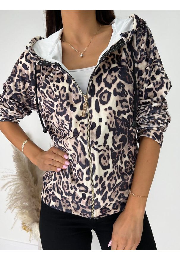 ModnaKiecka.pl - Kremowo-Brązowa Bluza z Kapturem 8614-14. Okazja: do pracy, na spacer, na co dzień. Typ kołnierza: kaptur. Kolor: beżowy, brązowy, wielokolorowy. Materiał: elastan, poliester. Długość rękawa: długi rękaw. Długość: długie. Wzór: motyw zwierzęcy. Styl: casual