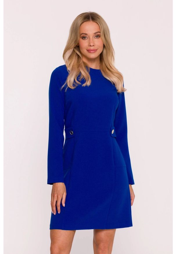 MOE - Elegancka sukienka trapezowa z patkami w talii chabrowa. Okazja: na imprezę, na co dzień. Typ kołnierza: typu klepsydra. Kolor: niebieski, czerwony, beżowy. Wzór: gładki, aplikacja. Typ sukienki: trapezowe. Materiał: tkanina, poliester, wiskoza. Długość rękawa: długi rękaw. Styl: elegancki. Długość: mini