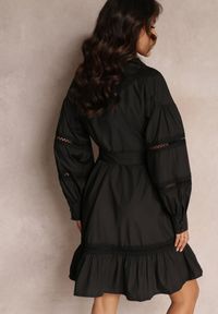 Renee - Czarna Koszulowa Sukienka z Perłowymi Guzikami i Koronkowymi Wstawkami Shyanne. Kolor: czarny. Materiał: koronka. Typ sukienki: koszulowe. Styl: vintage. Długość: midi #5