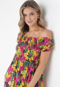Born2be - Fuksjowo-Żółta Sukienka z Wiskozy Midi Hiszpanka w Kwiaty Hallenes. Typ kołnierza: dekolt hiszpanka. Kolor: różowy. Materiał: wiskoza. Wzór: kwiaty. Długość: midi #5