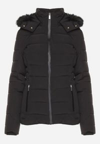 Born2be - Czarna Pikowana Kurtka o Taliowanym Kroju z Kapturem i Futerkiem Saginia. Okazja: na co dzień. Typ kołnierza: kaptur. Kolor: czarny. Materiał: futro. Długość rękawa: długi rękaw. Długość: długie. Styl: casual, elegancki #3