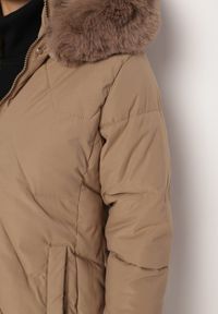 Born2be - Ciemnobeżowa Kurtka Pikowana o Długim Fasonie z Kapturem i Futrem Vertizola. Okazja: na spacer, na co dzień. Typ kołnierza: kaptur. Kolor: beżowy. Materiał: futro. Długość: długie. Styl: casual, elegancki #3