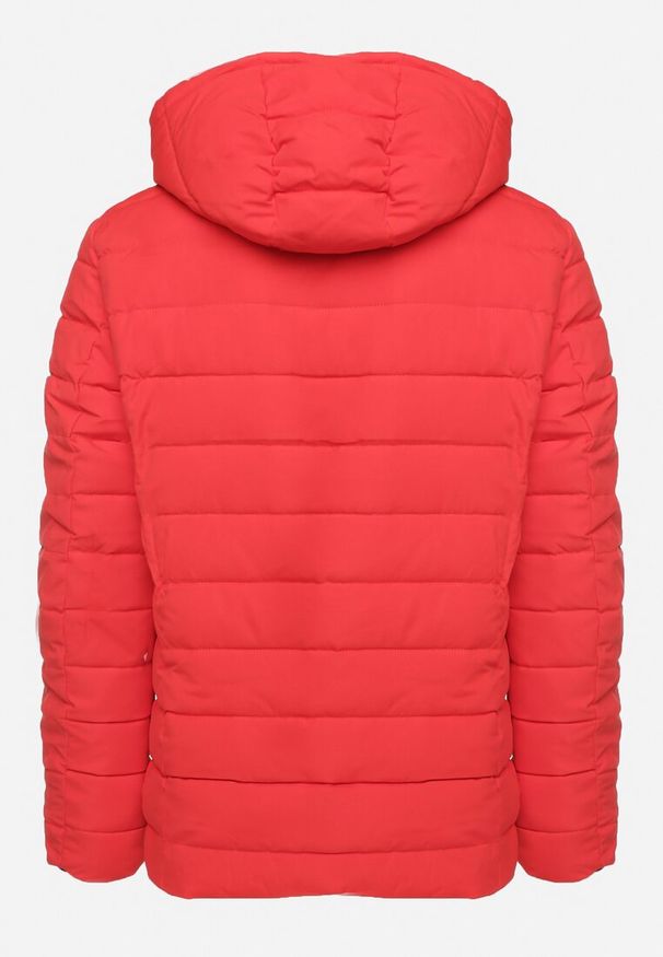 Born2be - Czerwona Pikowana Kurtka o Prostym Kroju z Odpinanym Kapturem Zivilie. Okazja: na co dzień, na spotkanie biznesowe, do pracy. Kolor: czerwony. Materiał: jeans. Długość rękawa: długi rękaw. Długość: długie. Styl: wizytowy, biznesowy, elegancki, casual