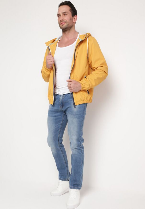 Born2be - Żółta Kurtka Wiatrówka z Kapturem i Kieszeniami Maeven. Typ kołnierza: kaptur. Kolor: żółty