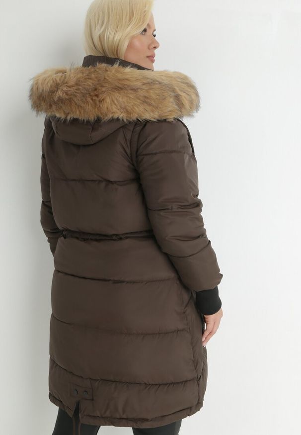 Born2be - Brązowa Kurtka Pikowana z Futerkiem Ipholea. Okazja: na co dzień. Kolekcja: plus size. Kolor: brązowy. Materiał: futro. Sezon: zima, jesień. Styl: elegancki, casual