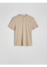 Reserved - Koszulka polo regular ze stójką - beżowy. Typ kołnierza: polo, kołnierzyk stójkowy. Kolor: beżowy. Materiał: bawełna, dzianina