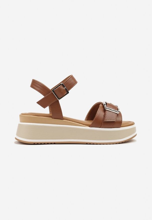 Born2be - Brązowe Sandały na Niskim Koturnie z Ozdobną Klamerką Ziare. Okazja: na co dzień. Kolor: brązowy. Obcas: na koturnie. Styl: elegancki, casual