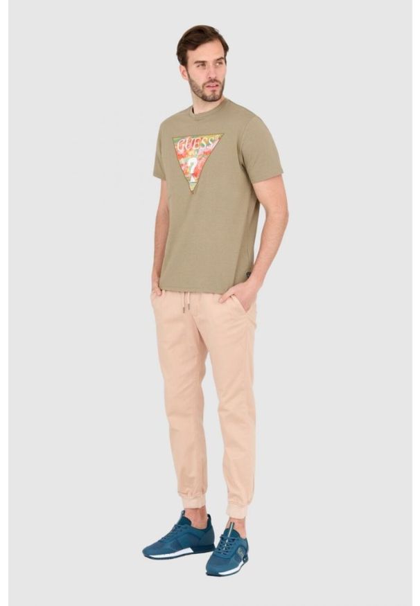 Guess - GUESS Zielony męski t-shirt bawełniany slim fit, Rozmiar XL. Kolor: zielony. Materiał: bawełna. Wzór: aplikacja
