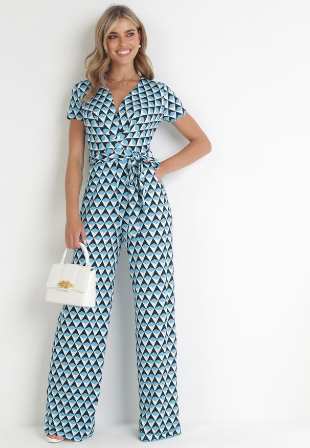 Born2be - Niebieski Kombinezon z Kopertowym Dekoltem i Szerokimi Nogawkami Aryona. Kolor: niebieski. Materiał: materiał. Długość rękawa: krótki rękaw. Długość: krótkie