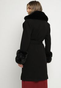 Born2be - Czarny Elegancki Płaszcz o Dwurzędowym Kroju z Futerkiem Landrie. Okazja: na co dzień. Kolor: czarny. Materiał: futro. Styl: elegancki #7