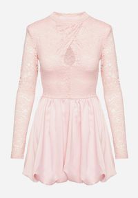 Born2be - Różowa Rozkloszowana Sukienka o Kroju Bombki z Koronką i Wycięciem Desarilla. Okazja: na co dzień. Typ kołnierza: kołnierzyk stójkowy. Kolor: różowy. Materiał: koronka. Długość rękawa: długi rękaw. Wzór: koronka. Typ sukienki: bombki. Styl: casual #4