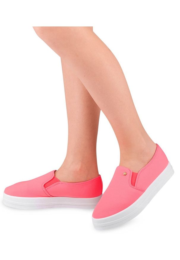 Tenisówki damskie Ideal Shoes X-2501 Różowe. Zapięcie: bez zapięcia. Kolor: różowy. Materiał: guma, tworzywo sztuczne, tkanina. Obcas: na obcasie. Wysokość obcasa: niski