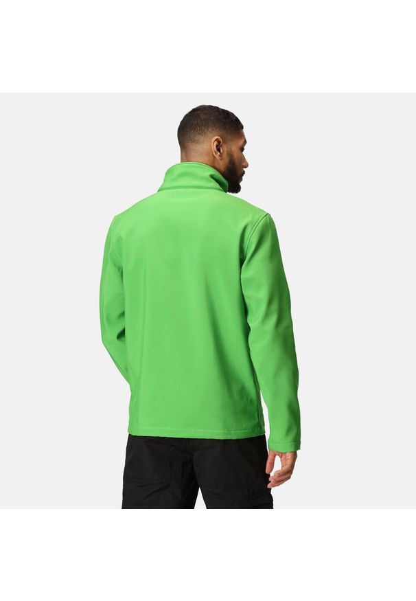 Regatta - Softshell roboczy męski Ablaze. Kolor: zielony. Materiał: softshell. Sezon: zima, jesień. Sport: turystyka piesza