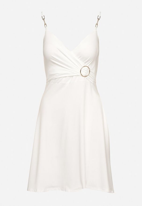 Born2be - Biała Sukienka z Klamrą na Ramiączkach Ozdobionych Łańcuszkami Kirenthya. Typ kołnierza: dekolt kopertowy. Kolor: biały. Długość rękawa: na ramiączkach. Wzór: aplikacja. Typ sukienki: kopertowe