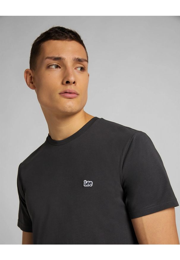 Lee - MĘSKI T-SHIRT LEE SS SMALL LOGO TEE WASHED BLACK L60UFQON 112113584