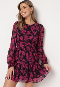 Born2be - Różowa Rozkloszowana Mini Sukienka w Kwiaty Ozdobiona Falbankami Jumiza. Typ kołnierza: kołnierz z falbankami. Kolor: różowy. Wzór: aplikacja, kwiaty. Długość: mini #5