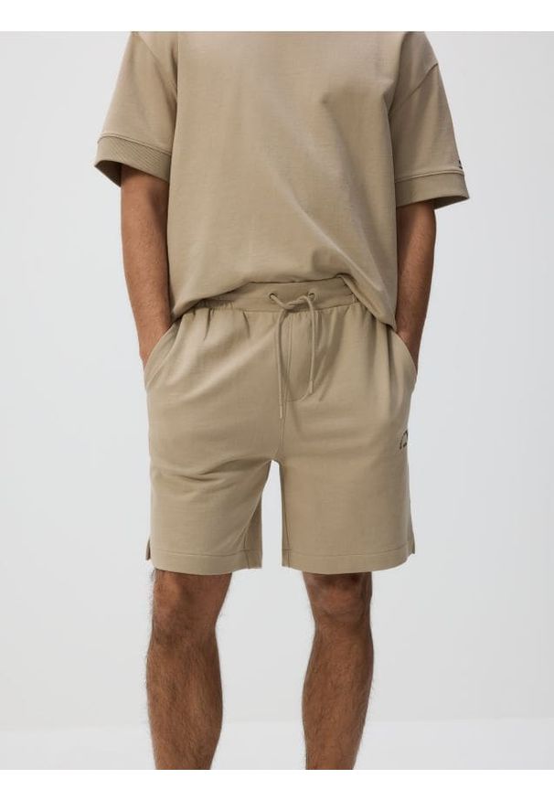 Reserved - Bawełniane szorty comfort - beżowy. Kolor: beżowy. Materiał: bawełna