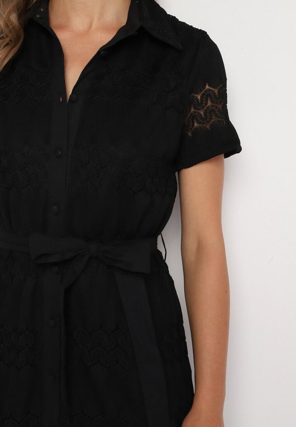 Born2be - Czarna Koszulowa Sukienka na Guziki z Ażurowym Wzorem Wiązana Paskiem Klarevia. Okazja: do pracy. Kolor: czarny. Materiał: tkanina, skóra. Wzór: ażurowy. Sezon: wiosna, lato. Typ sukienki: koszulowe. Styl: elegancki, klasyczny