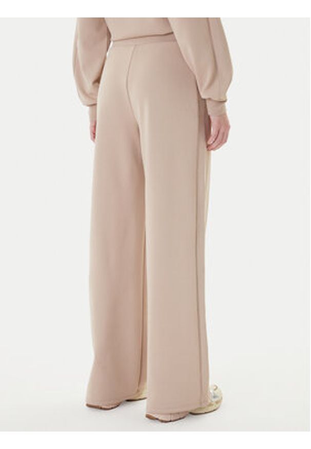 Guess Spodnie dresowe V5BB12 KCX22 Beżowy Regular Fit. Kolor: beżowy. Materiał: syntetyk