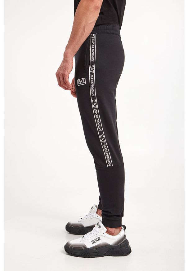 EA7 Emporio Armani - Spodnie dresowe EA7 EMPORIO ARMANI. Materiał: dresówka. Wzór: aplikacja