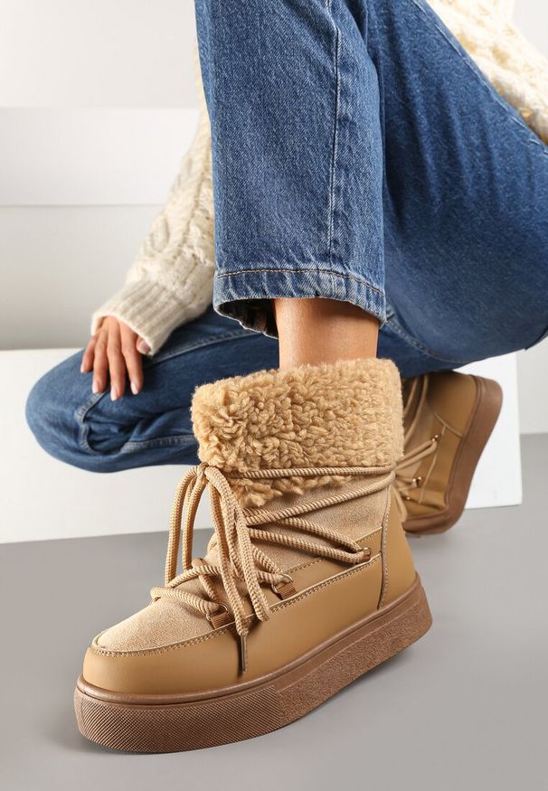Renee - Brązowe Śniegowce Futerkowe na Platformie ze Sznurowaną Cholewką Izalithia. Kolor: beżowy. Materiał: wełna, jeans, futro. Szerokość cholewki: normalna. Sezon: zima. Obcas: na platformie. Styl: elegancki