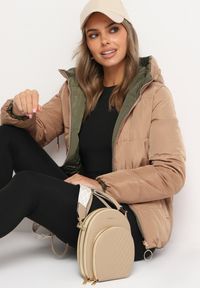 Born2be - Ciemnobeżowa Dwustronna Pikowana Kurtka z Kapturem Ściągana przy Rękawach Nevelas. Okazja: na co dzień, na spacer. Typ kołnierza: kaptur. Kolor: beżowy. Materiał: jeans. Wzór: aplikacja. Styl: sportowy, casual, elegancki #7
