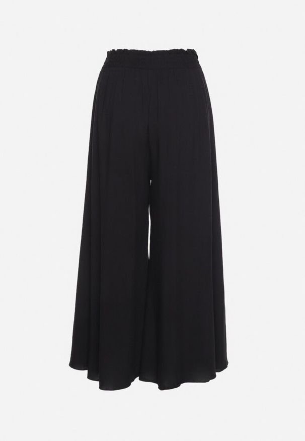 Born2be - Czarne Spodnie Palazzo z Wiskozy z Gumką w Pasie Ozdobione Guzikami z Nogawkami 3/4 Efilis. Okazja: na co dzień. Kolor: czarny. Materiał: wiskoza. Wzór: aplikacja. Styl: casual, elegancki