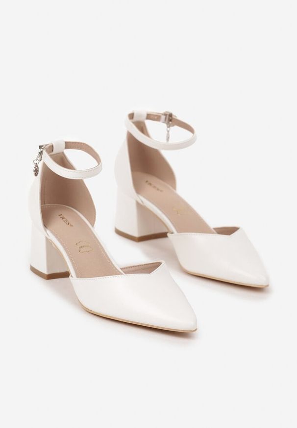 Born2be - Białe Czółenka Vices na Obcasie z Wkładką ze Skóry Naturalnej z Metaliczną Aplikacją Lilindraen. Okazja: na co dzień. Nosek buta: szpiczasty. Zapięcie: sprzączka. Kolor: biały. Wzór: aplikacja. Materiał: skóra. Obcas: na obcasie. Styl: elegancki, casual. Wysokość obcasa: średni