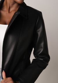 Born2be - Czarna Kurtka Ramoneska o Taliowanym Kroju z Suwakami przy Rękawach Harirra. Okazja: na co dzień. Kolor: czarny. Materiał: poliester, skóra, jeans. Styl: casual, elegancki, klasyczny #2