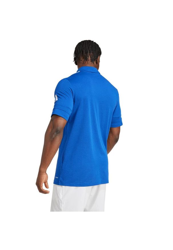 Adidas - Koszulka męska adidas Squadra 25 Polo. Typ kołnierza: polo. Kolor: niebieski, wielokolorowy, biały. Sport: piłka nożna