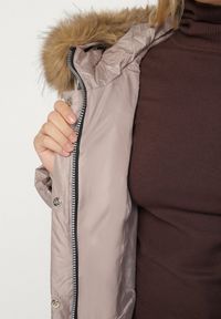 Born2be - Ciemnobeżowa Kurtka z Asymetrycznym Pikowaniem i Kapturem z Futerkiem Ruvita. Okazja: na co dzień. Typ kołnierza: golf. Kolekcja: plus size. Kolor: beżowy. Materiał: futro. Styl: casual #4