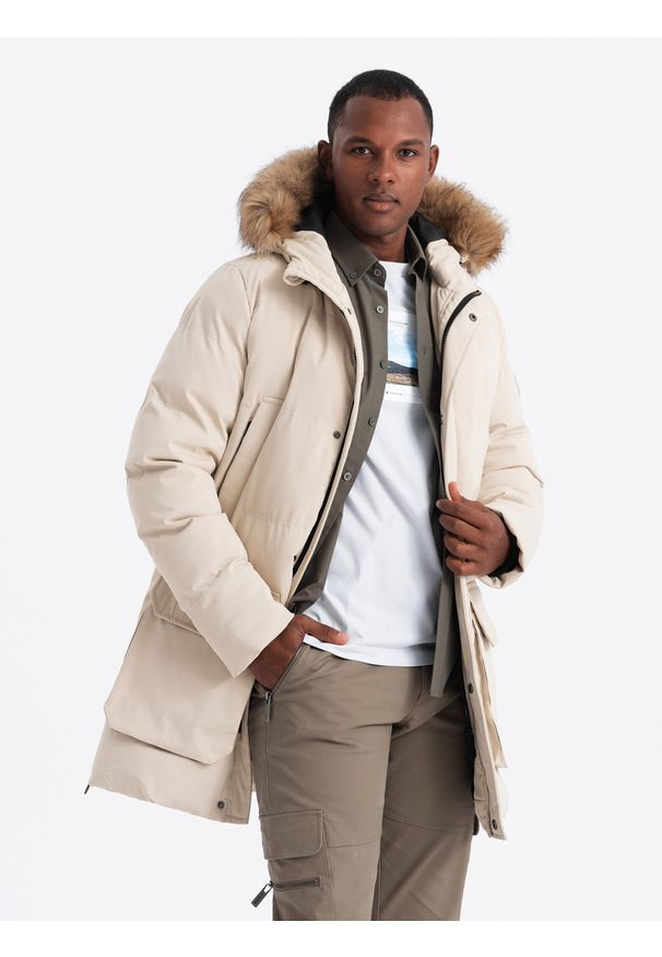 Ombre Clothing - Ocieplana długa męska kurtka parka z rozpinanym dołem – kremowa V1 - Rozmiar: S. Typ kołnierza: kołnierzyk stójkowy. Kolor: kremowy. Materiał: guma, tkanina, futro, poliester, materiał, syntetyk. Długość: długie. Wzór: gładki, aplikacja