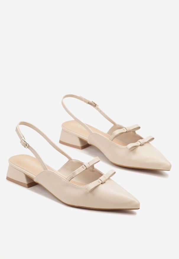 Renee - Beżowe Sandały Slingback na Niskim Obcasie Zdobione Kokardkami Remelle. Okazja: na co dzień. Zapięcie: pasek. Kolor: beżowy. Materiał: jeans. Wzór: aplikacja. Obcas: na obcasie. Styl: elegancki, klasyczny, casual. Wysokość obcasa: niski