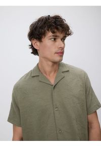 Reserved - Koszula regular fit z haftem - jasny zielony. Kolor: zielony. Materiał: bawełna, dzianina. Wzór: haft #1