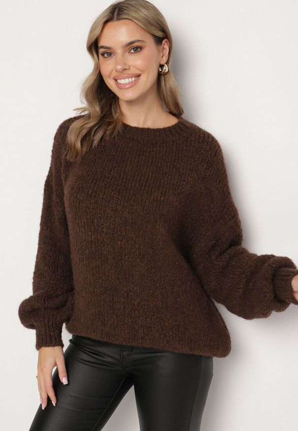 Born2be - Brązowy Sweter o Klasycznym Prostym Kroju z Domieszką Wełny i Wiskozy Sezisya. Okazja: na co dzień. Kolor: brązowy. Materiał: wiskoza, wełna. Długość rękawa: długi rękaw. Długość: długie. Wzór: aplikacja. Sezon: jesień, zima. Styl: klasyczny