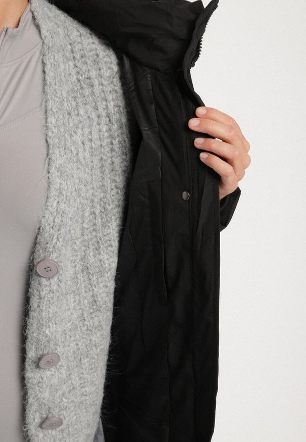 Born2be - Czarna Pikowana Kurtka Zimowa z Kapturem i Bocznymi Suwakami Acurrive. Okazja: na spotkanie biznesowe, na co dzień, do pracy, na spacer. Typ kołnierza: kaptur. Kolor: czarny. Materiał: jeans. Sezon: zima. Styl: biznesowy, klasyczny, casual, elegancki