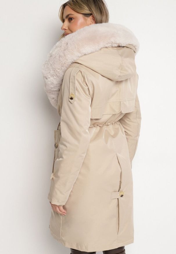 Born2be - Jasnobeżowa Kurtka Parka z Kapturem Futrzaną Wyściółką i Ściągaczem w Talii Semarien. Okazja: na co dzień. Typ kołnierza: kaptur. Kolor: beżowy. Materiał: futro. Długość rękawa: długi rękaw. Długość: długie. Styl: casual, klasyczny