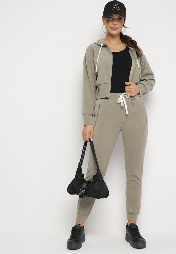 Born2be - Ciemnozielony Komplet Dresowy z Bawełną Bluza z Kapturem i Spodnie z Gumką w Talii Neseria. Kolor: zielony. Materiał: dresówka, bawełna