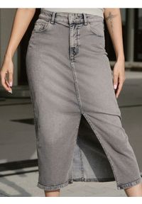 Sinsay - Jeansowa spódnica midi z rozcięciem - szary. Kolor: szary. Materiał: jeans #1
